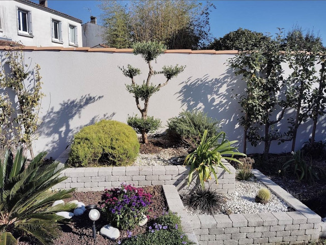 Maxence au travail dans un jardin à Lagord