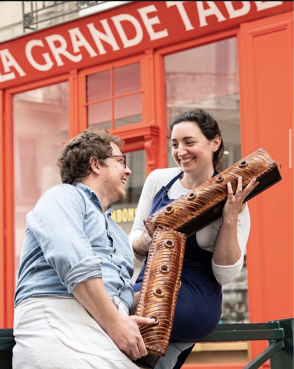 Lettrage doré Charcuterie Pâtissière peint à la main
