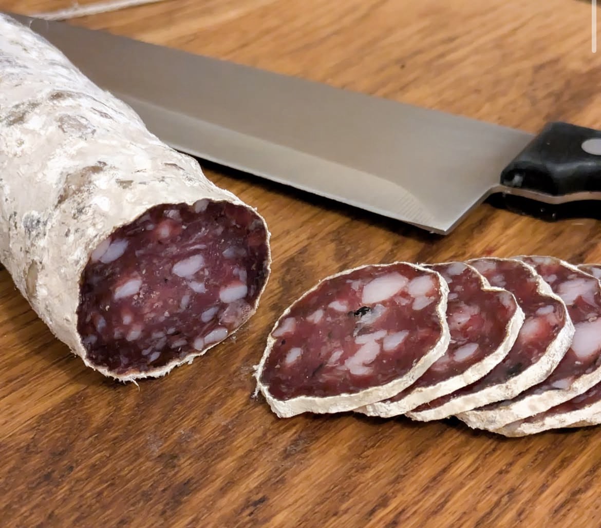Pâté en croûte à l'œuf tranché sur ardoise