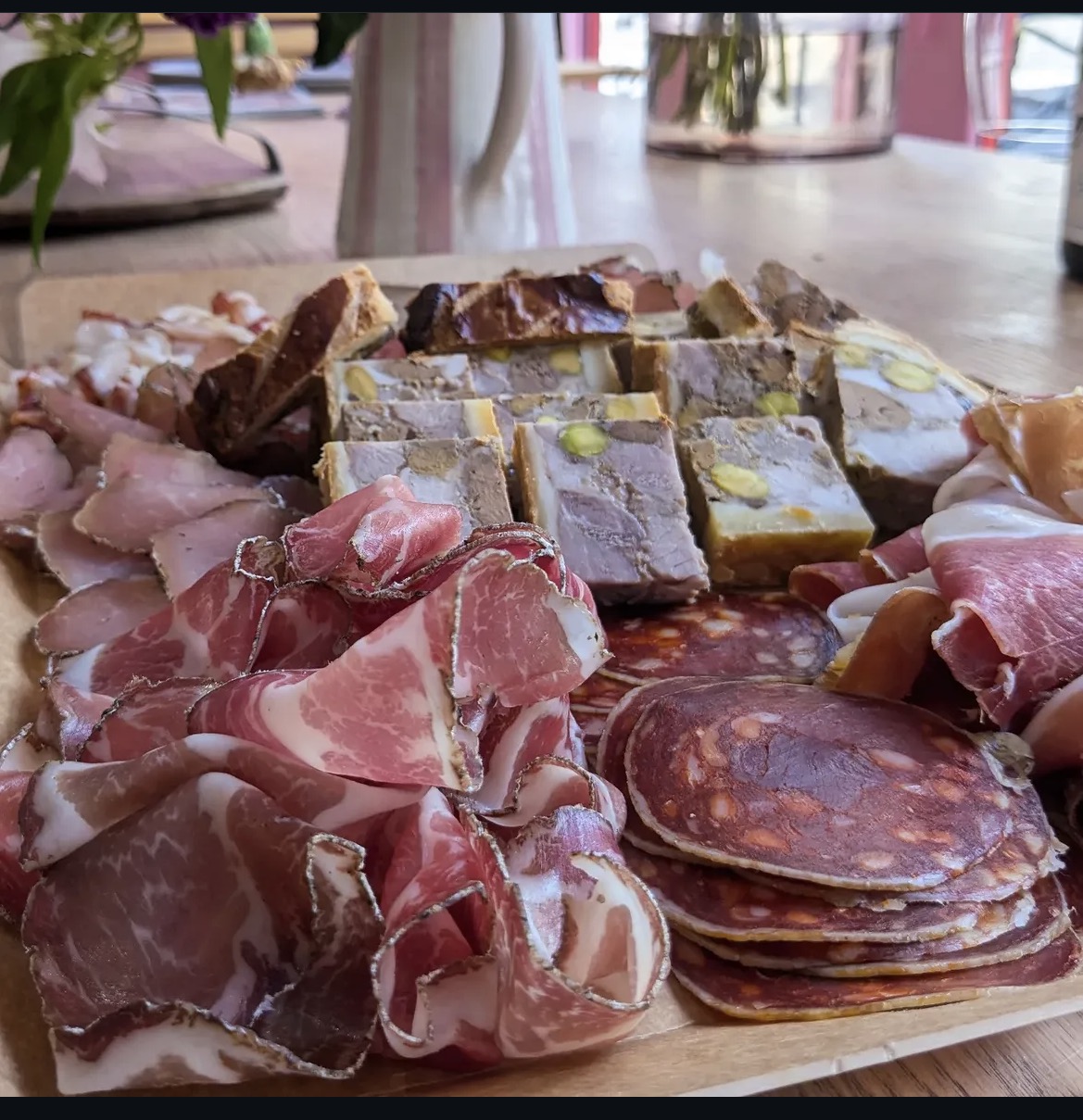 Plateau de charcuterie maison et pâtés en croûte tranchés — La Grande Table, Nantes